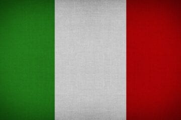 A flag of italy with the colors red, white and green.