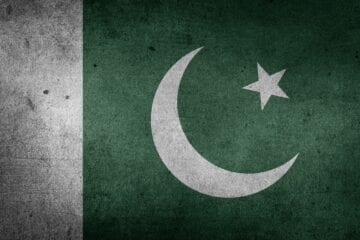 A flag of pakistan with the star and crescent on it.